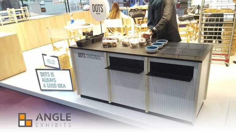 Mobiliario a medida angle exhibits
