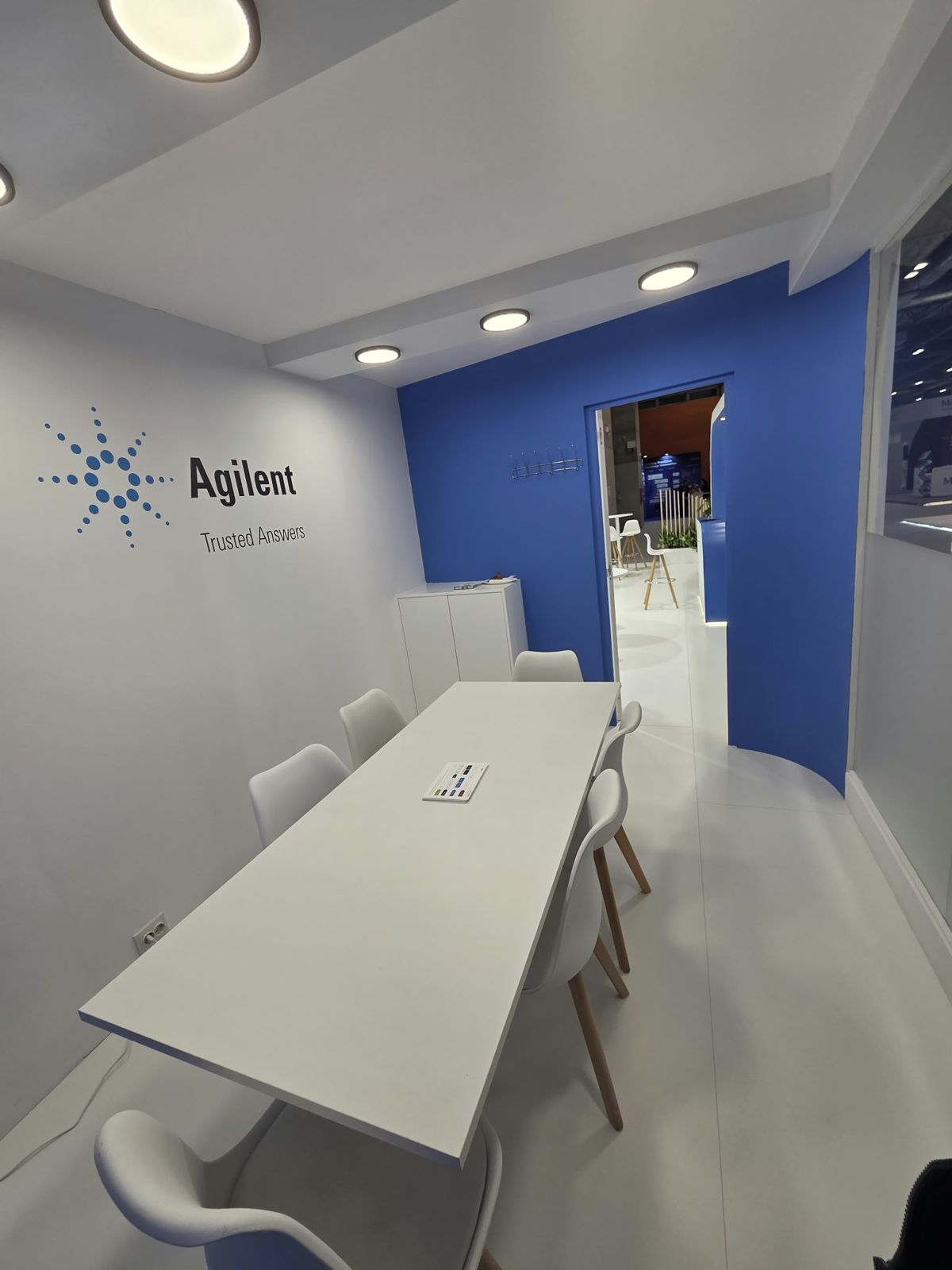 Sala de reuniones privada del stand de Agilent en ESMO Madrid 2026