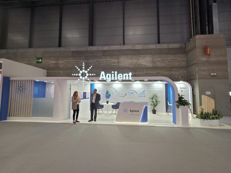 Vista frontal del stand de Agilent en ESMO 2026 con logotipo iluminado